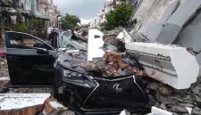 Suasana di komplek perumahan elite Jalan Mustang, Medan Polonia, usai ledakan dahsyat di sebuah rumah mewah, Senin (20/7/2026). Tampak sebuah mobil mewah Lexus ringsek tertimpa reruntuhan material bangunan. Foto: Ist.