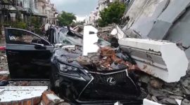 Suasana di komplek perumahan elite Jalan Mustang, Medan Polonia, usai ledakan dahsyat di sebuah rumah mewah, Senin (20/7/2026). Tampak sebuah mobil mewah Lexus ringsek tertimpa reruntuhan material bangunan. Foto: Ist.