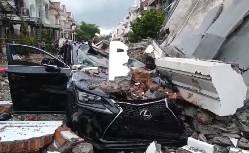 Suasana di komplek perumahan elite Jalan Mustang, Medan Polonia, usai ledakan dahsyat di sebuah rumah mewah, Senin (20/7/2026). Tampak sebuah mobil mewah Lexus ringsek tertimpa reruntuhan material bangunan. Foto: Ist.
