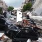 Suasana di komplek perumahan elite Jalan Mustang, Medan Polonia, usai ledakan dahsyat di sebuah rumah mewah, Senin (20/7/2026). Tampak sebuah mobil mewah Lexus ringsek tertimpa reruntuhan material bangunan. Foto: Ist.