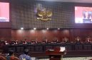 Ketua Mahkamah Konstitusi Suhartoyo didampingi hakim konstitusi lainnya saat membacakan putusan uji materi Program Makan Bergizi Gratis di Gedung MK, Jakarta, Kamis (30/7/2026), yang mewajibkan pemisahan anggaran MBG dari pos pendidikan paling lambat APBN 2028. Foto: Ist.