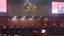 Ketua Mahkamah Konstitusi Suhartoyo didampingi hakim konstitusi lainnya saat membacakan putusan uji materi Program Makan Bergizi Gratis di Gedung MK, Jakarta, Kamis (30/7/2026), yang mewajibkan pemisahan anggaran MBG dari pos pendidikan paling lambat APBN 2028. Foto: Ist.