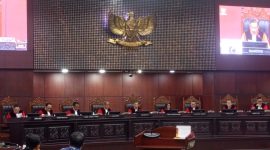 Ketua Mahkamah Konstitusi Suhartoyo didampingi hakim konstitusi lainnya saat membacakan putusan uji materi Program Makan Bergizi Gratis di Gedung MK, Jakarta, Kamis (30/7/2026), yang mewajibkan pemisahan anggaran MBG dari pos pendidikan paling lambat APBN 2028. Foto: Ist.