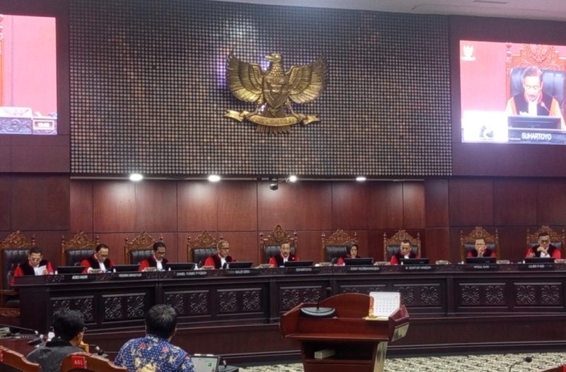 Ketua Mahkamah Konstitusi Suhartoyo didampingi hakim konstitusi lainnya saat membacakan putusan uji materi Program Makan Bergizi Gratis di Gedung MK, Jakarta, Kamis (30/7/2026), yang mewajibkan pemisahan anggaran MBG dari pos pendidikan paling lambat APBN 2028. Foto: Ist.