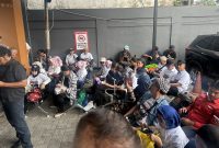 Puluhan pendukung Roy Suryo memadati PN Jakarta Selatan saat putusan praperadilan dibacakan, Selasa (7/7/2026). Foto: Ist.