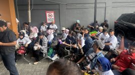 Puluhan pendukung Roy Suryo memadati PN Jakarta Selatan saat putusan praperadilan dibacakan, Selasa (7/7/2026). Foto: Ist.