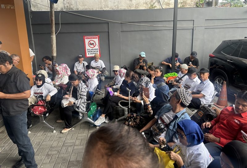 Puluhan pendukung Roy Suryo memadati PN Jakarta Selatan saat putusan praperadilan dibacakan, Selasa (7/7/2026). Foto: Ist.