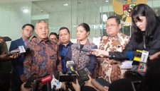 Pengacara dan istri eks Mendikbudristek Nadiem Makarim melaporkan empat hakim yang menangani kasus dugaan korupsi pengadaan laptop Chromebook dan CDM ke KY, Senin (6/7/2026). Foto: Ist.