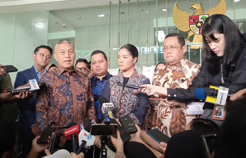 Pengacara dan istri eks Mendikbudristek Nadiem Makarim melaporkan empat hakim yang menangani kasus dugaan korupsi pengadaan laptop Chromebook dan CDM ke KY, Senin (6/7/2026). Foto: Ist.