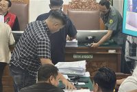 Polda Metro Jaya menghadirkan tumpukan dokumen bukti penetapan tersangka Roy Suryo sah. Foto: Ist.