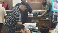 Polda Metro Jaya menghadirkan tumpukan dokumen bukti penetapan tersangka Roy Suryo sah. Foto: Ist.