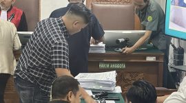 Polda Metro Jaya menghadirkan tumpukan dokumen bukti penetapan tersangka Roy Suryo sah. Foto: Ist.