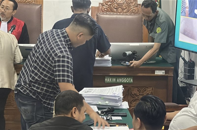 Polda Metro Jaya menghadirkan tumpukan dokumen bukti penetapan tersangka Roy Suryo sah. Foto: Ist.