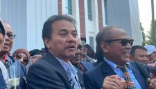 ANGIN SEGAR: Roy Suryo bersiap memberikan keterangan usai persidangan di PN Jakarta Timur, Kamis (23/7/2026). Roy menilai dikabulkannya eksepsi Dokter Tifa terkait polemik ijazah Jokowi memberikan cerminan positif bagi kelanjutan proses hukum perkaranya. Foto: Ist.