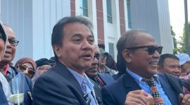 ANGIN SEGAR: Roy Suryo bersiap memberikan keterangan usai persidangan di PN Jakarta Timur, Kamis (23/7/2026). Roy menilai dikabulkannya eksepsi Dokter Tifa terkait polemik ijazah Jokowi memberikan cerminan positif bagi kelanjutan proses hukum perkaranya. Foto: Ist.
