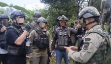Personel Satgas Operasi Damai Cartenz-2026 saat mengamankan lokasi dan barang bukti pascaoperasi penegakan hukum di kawasan Logpon, Distrik Dekai, Yahukimo. Foto: Ist.