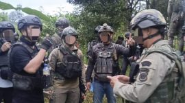 Personel Satgas Operasi Damai Cartenz-2026 saat mengamankan lokasi dan barang bukti pascaoperasi penegakan hukum di kawasan Logpon, Distrik Dekai, Yahukimo. Foto: Ist.