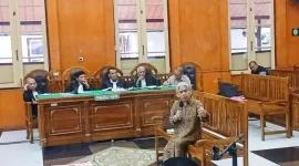 Ahli Hukum Persaingan Usaha sekaligus Guru Besar Fakultas Hukum USU, Prof. Ningrum Natasya Sirait, saat memberikan keterangan di Ruang Sidang Utama Pengadilan Tipikor pada PN Medan, Senin (27/7/2026). Foto: Ist.