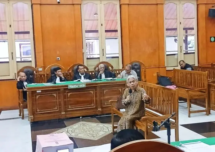 Ahli Hukum Persaingan Usaha sekaligus Guru Besar Fakultas Hukum USU, Prof. Ningrum Natasya Sirait, saat memberikan keterangan di Ruang Sidang Utama Pengadilan Tipikor pada PN Medan, Senin (27/7/2026). Foto: Ist.