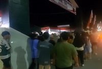 Ratusan warga Kelurahan Mandailing mendatangi Mapolres Tebing Tinggi pada Senin (20/7/2026) malam untuk mempertanyakan kaburnya seorang tahanan kasus pencurian. Foto: Ist.