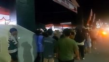 Ratusan warga Kelurahan Mandailing mendatangi Mapolres Tebing Tinggi pada Senin (20/7/2026) malam untuk mempertanyakan kaburnya seorang tahanan kasus pencurian. Foto: Ist.