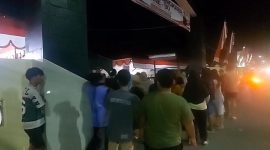 Ratusan warga Kelurahan Mandailing mendatangi Mapolres Tebing Tinggi pada Senin (20/7/2026) malam untuk mempertanyakan kaburnya seorang tahanan kasus pencurian. Foto: Ist.