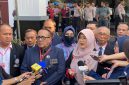 Tifauzia Tyassuma alias Dokter Tifa didampingi puluhan pengacara memberikan keterangan kepada awak media menjelang sidang perdana kasus dugaan fitnah terkait tudingan ijazah palsu mantan Presiden Joko Widodo. Foto: Ist.
