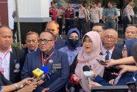 Tifauzia Tyassuma alias Dokter Tifa didampingi puluhan pengacara memberikan keterangan kepada awak media menjelang sidang perdana kasus dugaan fitnah terkait tudingan ijazah palsu mantan Presiden Joko Widodo. Foto: Ist.