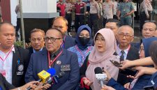 Tifauzia Tyassuma alias Dokter Tifa didampingi puluhan pengacara memberikan keterangan kepada awak media menjelang sidang perdana kasus dugaan fitnah terkait tudingan ijazah palsu mantan Presiden Joko Widodo. Foto: Ist.