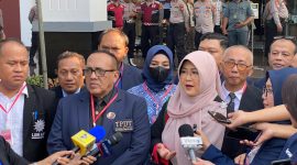 Tifauzia Tyassuma alias Dokter Tifa didampingi puluhan pengacara memberikan keterangan kepada awak media menjelang sidang perdana kasus dugaan fitnah terkait tudingan ijazah palsu mantan Presiden Joko Widodo. Foto: Ist.