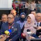 Tifauzia Tyassuma alias Dokter Tifa didampingi puluhan pengacara memberikan keterangan kepada awak media menjelang sidang perdana kasus dugaan fitnah terkait tudingan ijazah palsu mantan Presiden Joko Widodo. Foto: Ist.