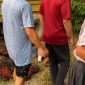 Truk pengangkut kelapa sawit dalam posisi terguling di tepi jalan, dengan muatan buah sawit berserakan di sekitar lokasi tempat siswi berjalan kaki. Foto: Ist.