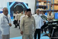 Presiden Republik Indonesia Prabowo Subianto didampingi Menteri Investasi dan Hilirisasi sekaligus CEO Danantara Rosan Roeslani meninjau langsung produk motor listrik nasional Molinas pada acara peluncuran di Cikarang, Bekasi, Kamis (13/8/2026). Foto: Ist.