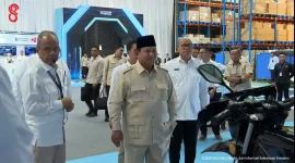Presiden Republik Indonesia Prabowo Subianto didampingi Menteri Investasi dan Hilirisasi sekaligus CEO Danantara Rosan Roeslani meninjau langsung produk motor listrik nasional Molinas pada acara peluncuran di Cikarang, Bekasi, Kamis (13/8/2026). Foto: Ist.