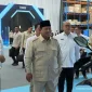 Presiden Republik Indonesia Prabowo Subianto didampingi Menteri Investasi dan Hilirisasi sekaligus CEO Danantara Rosan Roeslani meninjau langsung produk motor listrik nasional Molinas pada acara peluncuran di Cikarang, Bekasi, Kamis (13/8/2026). Foto: Ist.