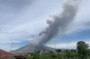 Gunung Sinabung meletus pada Senin (31/8/2026) siang, memuntahkan kolom abu vulkanik hitam pekat setinggi 3.500 meter yang meluncur condong ke arah timur dan tenggara. Warga diimbau waspada hujan abu serta menjauhi zona bahaya radius 3 kilometer dari puncak gunung. Foto: Ist.