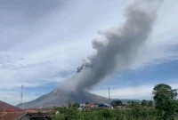Gunung Sinabung meletus pada Senin (31/8/2026) siang, memuntahkan kolom abu vulkanik hitam pekat setinggi 3.500 meter yang meluncur condong ke arah timur dan tenggara. Warga diimbau waspada hujan abu serta menjauhi zona bahaya radius 3 kilometer dari puncak gunung. Foto: Ist.
