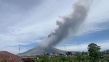 Gunung Sinabung meletus pada Senin (31/8/2026) siang, memuntahkan kolom abu vulkanik hitam pekat setinggi 3.500 meter yang meluncur condong ke arah timur dan tenggara. Warga diimbau waspada hujan abu serta menjauhi zona bahaya radius 3 kilometer dari puncak gunung. Foto: Ist.