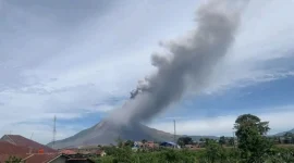 Gunung Sinabung meletus pada Senin (31/8/2026) siang, memuntahkan kolom abu vulkanik hitam pekat setinggi 3.500 meter yang meluncur condong ke arah timur dan tenggara. Warga diimbau waspada hujan abu serta menjauhi zona bahaya radius 3 kilometer dari puncak gunung. Foto: Ist.