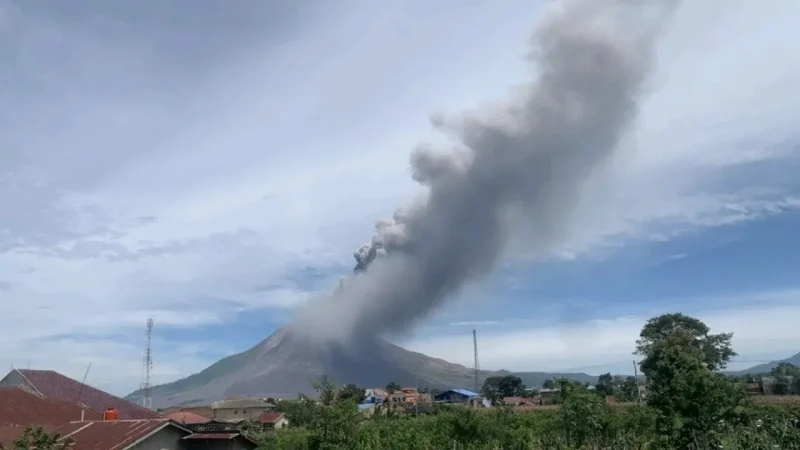 Gunung Sinabung meletus pada Senin (31/8/2026) siang, memuntahkan kolom abu vulkanik hitam pekat setinggi 3.500 meter yang meluncur condong ke arah timur dan tenggara. Warga diimbau waspada hujan abu serta menjauhi zona bahaya radius 3 kilometer dari puncak gunung. Foto: Ist.