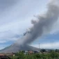 Gunung Sinabung meletus pada Senin (31/8/2026) siang, memuntahkan kolom abu vulkanik hitam pekat setinggi 3.500 meter yang meluncur condong ke arah timur dan tenggara. Warga diimbau waspada hujan abu serta menjauhi zona bahaya radius 3 kilometer dari puncak gunung. Foto: Ist.