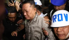 Mantan Jaksa Agung Muda Bidang Tindak Pidana Khusus (Jampidsus) Febrie Adriansyah, saat dibawa ke mobil tahanan untuk ditahan di rutan KPK di Gedung Kejagung, Jakarta, Jumat (24/07/2026). Foto: Ist.