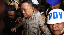 Mantan Jaksa Agung Muda Bidang Tindak Pidana Khusus (Jampidsus) Febrie Adriansyah, saat dibawa ke mobil tahanan untuk ditahan di rutan KPK di Gedung Kejagung, Jakarta, Jumat (24/07/2026). Foto: Ist.