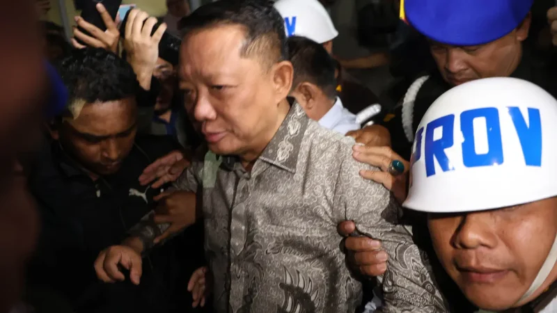 Mantan Jaksa Agung Muda Bidang Tindak Pidana Khusus (Jampidsus) Febrie Adriansyah, saat dibawa ke mobil tahanan untuk ditahan di rutan KPK di Gedung Kejagung, Jakarta, Jumat (24/07/2026). Foto: Ist.