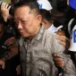 Mantan Jaksa Agung Muda Bidang Tindak Pidana Khusus (Jampidsus) Febrie Adriansyah, saat dibawa ke mobil tahanan untuk ditahan di rutan KPK di Gedung Kejagung, Jakarta, Jumat (24/07/2026). Foto: Ist.
