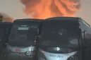 Kobaran api melahap deretan bus milik PO Sinar Jaya yang terparkir berdempetan di kawasan Jarakosta, Kecamatan Cikarang Barat, Kabupaten Bekasi, Selasa (18/8/2026) dini hari. Foto: Ist.