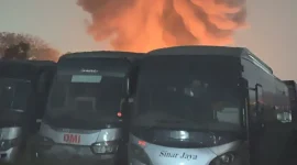 Kobaran api melahap deretan bus milik PO Sinar Jaya yang terparkir berdempetan di kawasan Jarakosta, Kecamatan Cikarang Barat, Kabupaten Bekasi, Selasa (18/8/2026) dini hari. Foto: Ist.