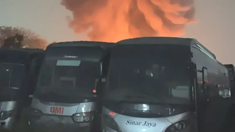 Kobaran api melahap deretan bus milik PO Sinar Jaya yang terparkir berdempetan di kawasan Jarakosta, Kecamatan Cikarang Barat, Kabupaten Bekasi, Selasa (18/8/2026) dini hari. Foto: Ist.