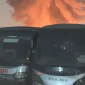 Kobaran api melahap deretan bus milik PO Sinar Jaya yang terparkir berdempetan di kawasan Jarakosta, Kecamatan Cikarang Barat, Kabupaten Bekasi, Selasa (18/8/2026) dini hari. Foto: Ist.