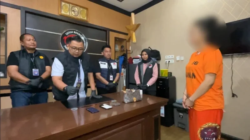 Satresnarkoba Polrestabes Medan menangkap AAFL (26) alias Miss D, seorang DJ yang diduga mengedarkan vape narkoba atau Pod Getar. Foto: Ist.